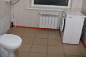 Санитарная комната, вид 2. Стиральная машина, унитаз.